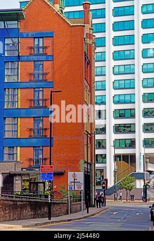 Alte und neue Architektur, Piccadilly, Manchester, England Stockfoto