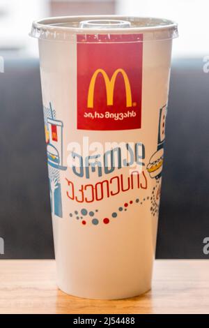 Kutaisi, Georgia - 18. März 2022: McDonald's Cup mit Coca-Cola im georgischen McDonald's. Stockfoto