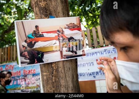 Bangkok, Thailand. 20. April 2022. Ein Mann stellt ein Bild der Kinder, die Opfer des Krieges in der Ukraine waren, auf einen Baum in der Nähe der Russain-Botschaft in Bangkok. Demonstranten versammelten sich in der Nähe der russischen Botschaft in Bangkok, um ihre Opposition gegen den russischen Krieg in der Ukraine auszudrücken. Thailand ist in Bezug auf den Krieg in der Ukraine offiziell neutral geblieben, nachdem es sich bei der UN-Resolution, die den Krieg Anfang März 2022 verurteilte, der Stimme enthalten hatte. Kredit: SOPA Images Limited/Alamy Live Nachrichten Stockfoto