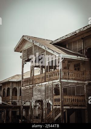 Nonthaburi, Thailand - APR 13, 2022 : Architektur eines alten thailändischen Hauses aus Teakholz. Altes Holzgebäude der historischen stadt nonthaburi H Stockfoto