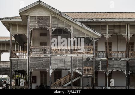 Nonthaburi, Thailand - APR 13, 2022 : Architektur eines alten thailändischen Hauses aus Teakholz. Altes Holzgebäude der historischen stadt nonthaburi H Stockfoto