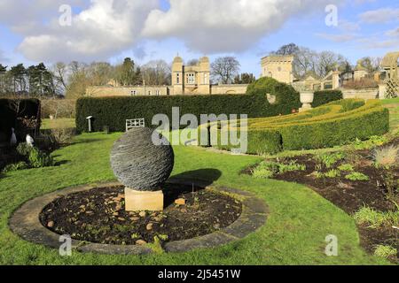 Schneeglöckchen und Aconitblumen in Easton Walled Gardens, Easton Village, Grantham, Lincolnshire, England, VEREINIGTES KÖNIGREICH Stockfoto