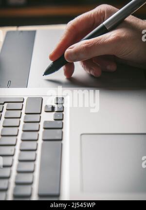 Grafik Designer arbeiten mit Interactive Pen Display, digital Grafiktablett und Stift auf einem Computer. Glatte Kamerafahrt mit netter lensflare mit Hintergrundbeleuchtung. Stockfoto
