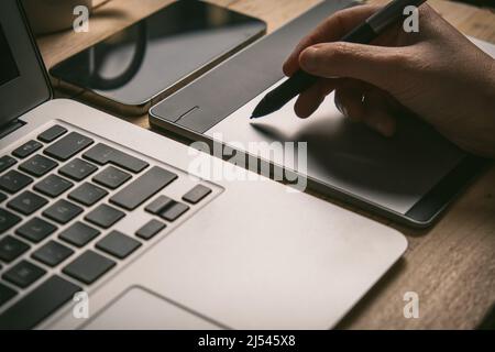 Grafik Designer arbeiten mit Interactive Pen Display, digital Grafiktablett und Stift auf einem Computer. Glatte Kamerafahrt mit netter lensflare mit Hintergrundbeleuchtung. Stockfoto