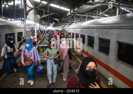 Bandung, Indonesien. 20. April 2022. Passagiere werden gesehen Ankunft am Bahnhof Bandung. PT Kai Daop 2 bereitet 166 Personenverkehrszüge vor, Und 24 Lokomotiven zu verschiedenen Zielen auf Eid Heimkehr und prognostiziert den Höhepunkt der Heimkehr (Mudik lebaran) Ströme im Zugverkehr wird am Samstag (30/4/2022) mit rund 29.000 Passagieren in den Osten Java vom 28. April bis zum 1. Mai 2022 auftreten. (Foto: © Algi Febri Sugita/SOPA Images/Sipa USA) Quelle: SIPA USA/Alamy Live News Stockfoto