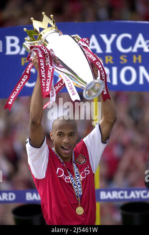 Arsenal V Everton 11/5/02 in Highbury nach dem Gewinn der Liga-Bilder: Thierry Henry mit Trophäe Stockfoto