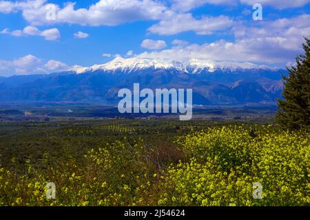 Schneebedeckter Berg Taygetus, Winter, Peloponnes, Griechenland Stockfoto