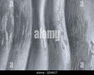 Hellgraue 3D dekorative Innenwand mit Wellenform. Silberner Hintergrund mit Wellenmuster. Abstrakte Textur verziert. Grauer Hintergrund Stockfoto