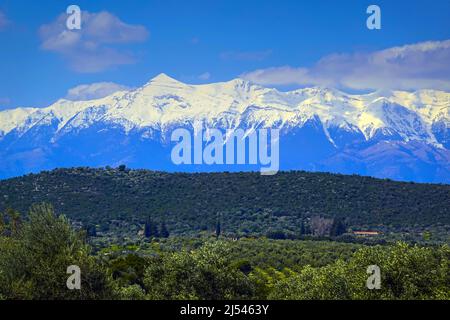 Schneebedeckter Berg Taygetus, Winter, Peloponnes, Griechenland Stockfoto