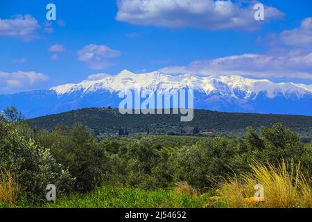 Schneebedeckter Berg Taygetus, Winter, Peloponnes, Griechenland Stockfoto