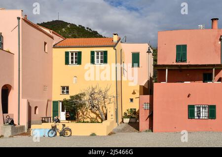 Typische Fischerhäuser in Pastellfarben mit Blick auf den Strand des alten Fischerdorfes an der italienischen Riviera, Varigotti, Savona, Ligurien Stockfoto