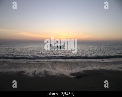 Ein lokales Fischerboot der Balami Nouka vor Cox's Bazar Beach, Bangladesch, festgemacht Stockfoto