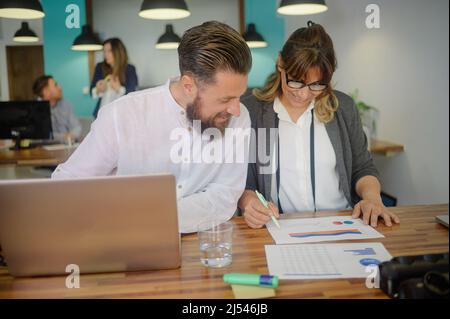 Fokussierte Kollegen arbeiten an einem Projekt in Coworking Stockfoto