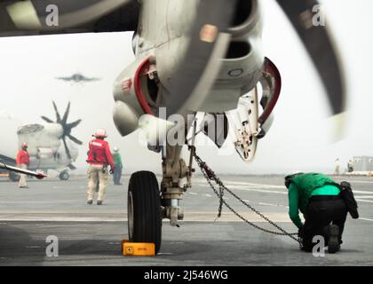 Matrosen, die USS Gerald R. Ford’s (CVN 78) und Carrier Air Wing (CVW) 8 zugewiesen wurden, führen Flugoperationen auf dem Flugdeck durch, 16. April 2022. Ford ist im Atlantik unterwegs und führt im Rahmen der maßgeschneiderten Grundphase des Schiffes vor dem operativen Einsatz die Qualifikation der Frachtführer und die Integration der Streikgruppe durch. (USA Navy Foto von Mass Communication Specialist 2. Class Nolan Pennington) Stockfoto