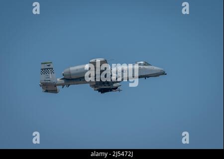 Ein A-10 Thunderbolt II beginnt, zur Landung auf dem Osan Air Base, Republik Korea, am 15. April 2022 abzusteigen. Die A-10 Thunderbolt II ist ein einsitziger, gerader Triebwerksjet mit zwei Turbofan-Triebwerken, der für eine enge Luftunterstützung entwickelt wurde. (USA Luftwaffe Foto von Tech Sgt. Zachariah Lopez) Stockfoto