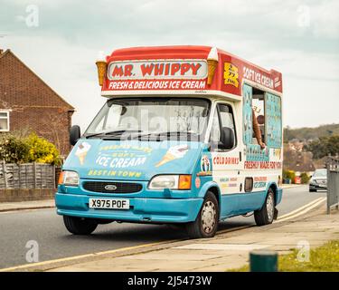 City of London, London, UK - 11. April 2022: Ein klassischer Eiswagen ist geparkt und bereit, Eis an die breite Öffentlichkeit zu verkaufen. Stockfoto