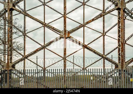 New Barnett, London, Großbritannien - 11. April 2022: Eine stillgestandene Gasfabrik mit verrosteten Eisenbalken. Stockfoto