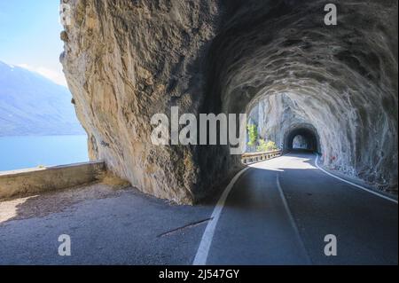 STRADA DELLA FORRA, schmale italienische Straße mit Tunnel in den Bergen, Gardasee, Italien Stockfoto