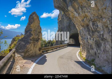 STRADA DELLA FORRA, schmale italienische Straße mit Tunnel in den Bergen, Gardasee, Italien Stockfoto