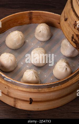 Gedünstete Schweinssuppenknödel mit Namen Xiao Long bao in Taiwan, taiwanesischer Gourmet. Stockfoto