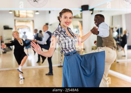 Frau mit afrikanischem Mann übt charleston tanzen Stockfoto