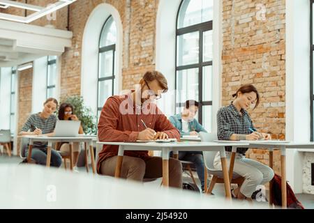 Die Schüler machen einen Test im Klassenzimmer Stockfoto