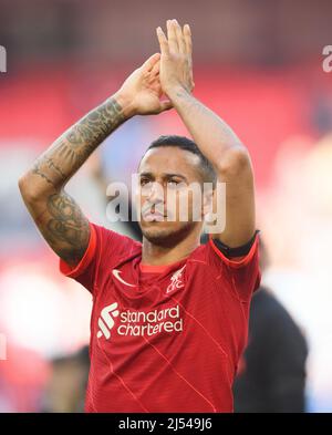 16. April 2022 - Manchester City gegen Liverpool - Emirates FA Cup - Halbfinale - Wembley Stadium Thiago Alcantara applaudiert die Liverpool-Fans nach dem F Stockfoto