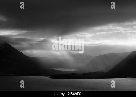 Sonne beim Schlittelduschen über Loch Damh mit Loch Torridon im Vordergrund, schottische Highlands Stockfoto