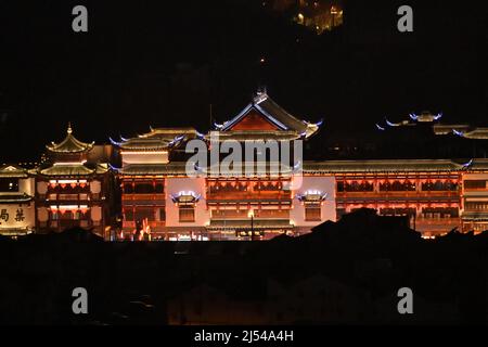 Chinesischer Tempel in Shanghai bei Nacht beleuchtet Stockfoto