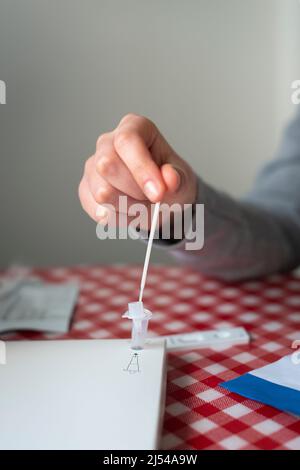 Coronavirus (COVID-19) schnelle laterale Durchflusstests zu Hause - Abstrich in flüssiger Lösung, selektiver Fokus Stockfoto