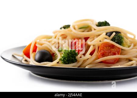 Spaghetti mit Gemüse (Brokkoli, Tomaten, Paprika) isoliert auf weißem Hintergrund Stockfoto