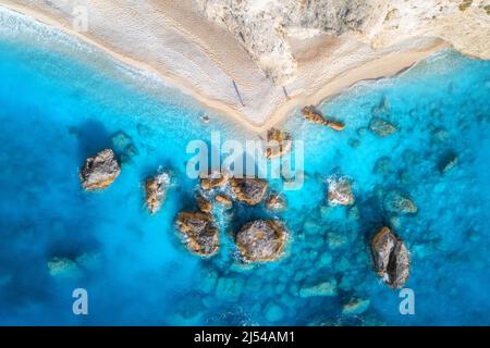 Luftaufnahme des blauen Meeres, Felsen im klaren Wasser, weißer Sandstrand Stockfoto