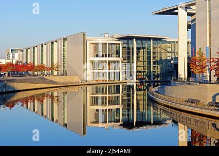 Paul-Loebe-Haus und Marie-Elisabeth-Lueders-Haus reflektieren über Flusslauf bei Sonnenaufgang im Herbst, Deutschland, Berlin Stockfoto