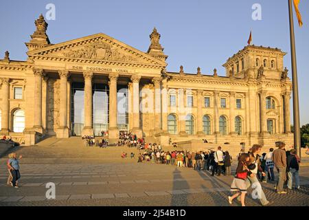 Haupteingang des Reichstags in Berlin mit wartenden Touristen in der Abendsonne, Deutschland, Berlin Stockfoto