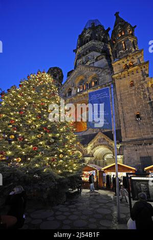 Weihnachtsmarkt vor der Kaiser-Wilhelm-Gedächtniskirche, Breitscheidplatz, Deutschland, Berlin Stockfoto