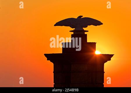 Sonnenuntergang hinter dem Portal von Schloss Bensberg, Althoff Grandhotel, Deutschland, Nordrhein-Westfalen, Bergisches Land, Bergisch Gladbach Stockfoto