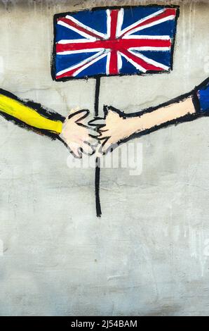 Britische Flagge mit Händen als Graffiti an einer Ziegelwand Stockfoto