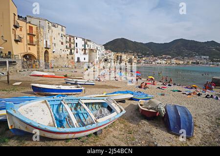 Bademenschen vor der Altstadt von Cefalu, Italien, Sicilia Stockfoto