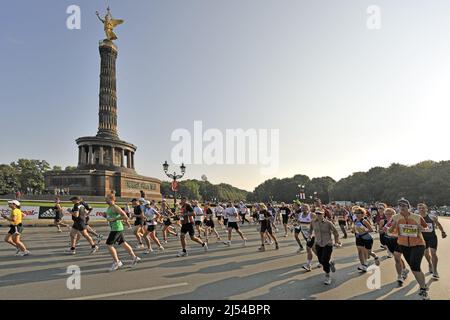 Läufer des Berlin-MARATHON 2009 an der Siegessäule auf dem Großen Stern im Großen Tiergarten, Berlin Stockfoto