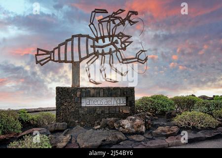 Schmiedeeiserne Skulptur eines Krebses am frühen Morgen im Hintergrund, Kanarische Inseln, Lanzarote, Jameos del Agua Stockfoto