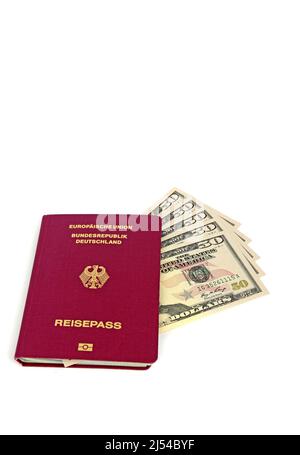 Reisepass der Bundesrepublik Deutschland mit mehreren 50-Dollar-Scheinen Stockfoto