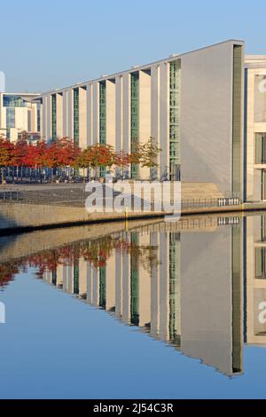 Paul-Loebe-Haus und Marie-Elisabeth-Lueders-Haus reflektieren über Flusslauf bei Sonnenaufgang im Herbst, Deutschland, Berlin Stockfoto