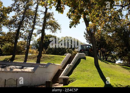 Kapstadt, Südafrika. 19. April 2022. Ein Sightseeing-Bus parkt am 19. April 2022 auf der Groot Constantia Weinfarm in Kapstadt, Südafrika. Groot Constantia wurde 1685 gegründet und ist die älteste südafrikanische Weinfarm. Quelle: Lyu Tianran/Xinhua/Alamy Live News Stockfoto