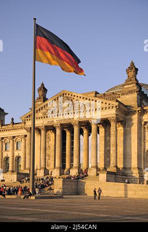 Haupteingang des Reichstags in Berlin mit wartenden Touristen in der Abendsonne, Deutschland, Berlin Stockfoto