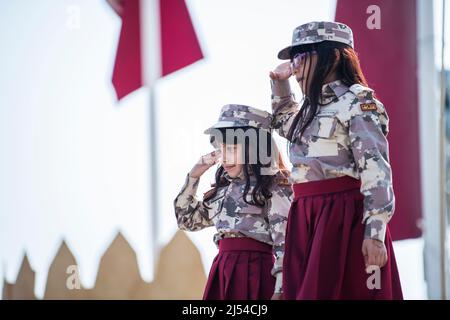 Doha, Katar, Dezember 18,2019. Katarische Kinder in traditioneller und militärischer Kleidung für den Nationalfeiertag. Stockfoto