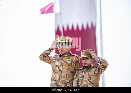 Doha, Katar, Dezember 18,2019. Katarische Kinder in traditioneller und militärischer Kleidung für den Nationalfeiertag. Stockfoto