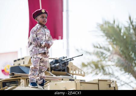 Doha, Katar, Dezember 18,2019. Katarische Kinder in traditioneller und militärischer Kleidung für den Nationalfeiertag. Stockfoto