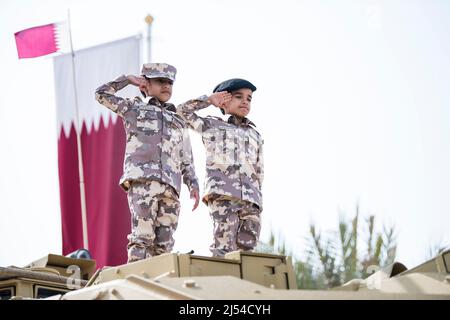 Doha, Katar, Dezember 18,2019. Katarische Kinder in traditioneller und militärischer Kleidung für den Nationalfeiertag. Stockfoto