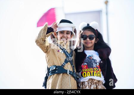 Doha, Katar, Dezember 18,2019. Katarische Kinder in traditioneller und militärischer Kleidung für den Nationalfeiertag. Stockfoto