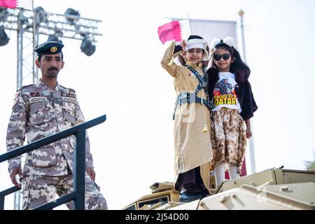 Doha, Katar, Dezember 18,2019. Katarische Kinder in traditioneller und militärischer Kleidung für den Nationalfeiertag. Stockfoto